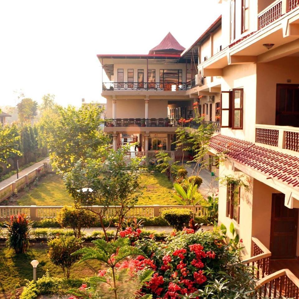 Hotel Royal Safari Sauraha Bagian luar foto