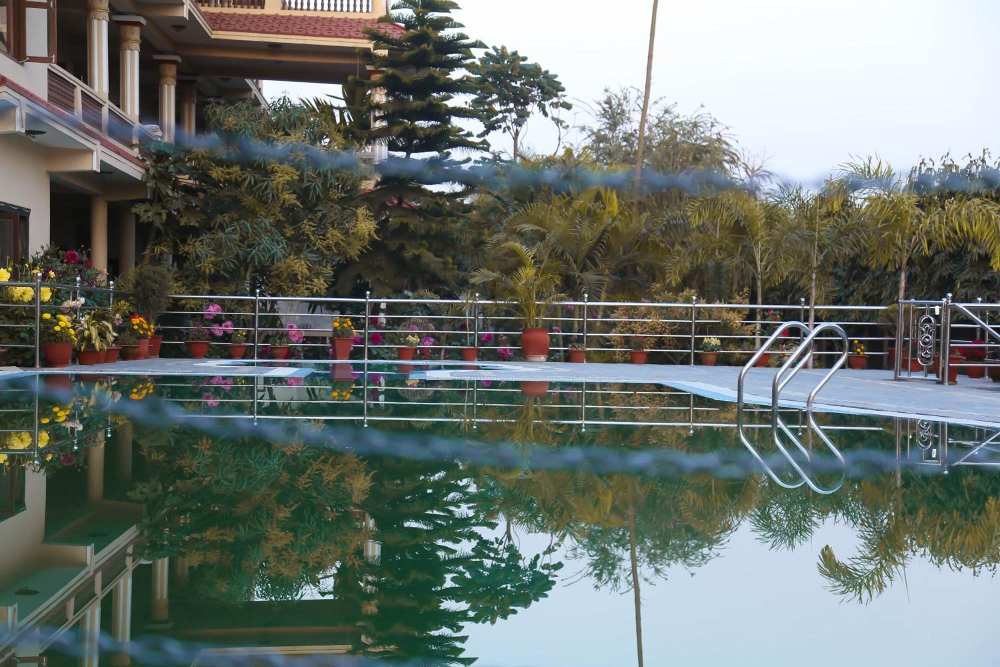 Hotel Royal Safari Sauraha Bagian luar foto