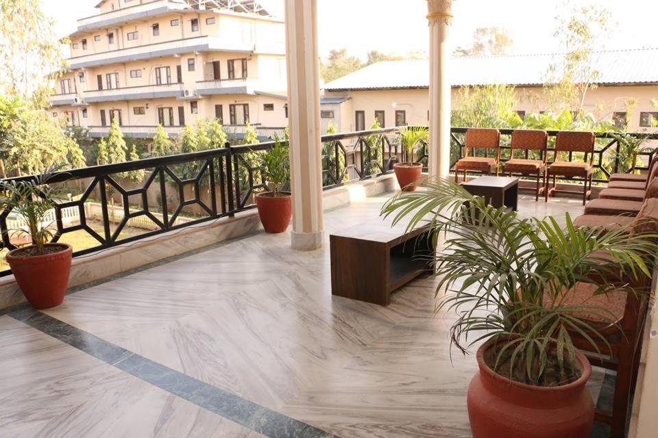 Hotel Royal Safari Sauraha Bagian luar foto
