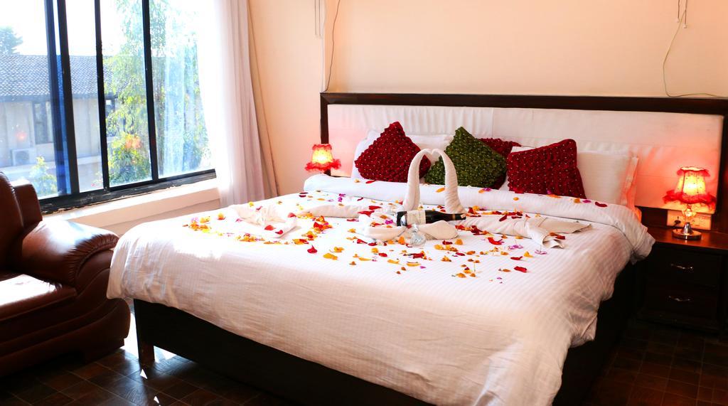 Hotel Royal Safari Sauraha Bagian luar foto