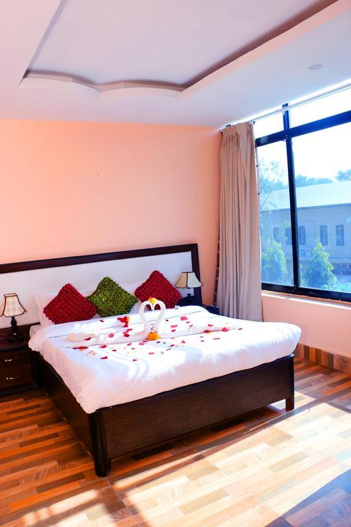 Hotel Royal Safari Sauraha Bagian luar foto