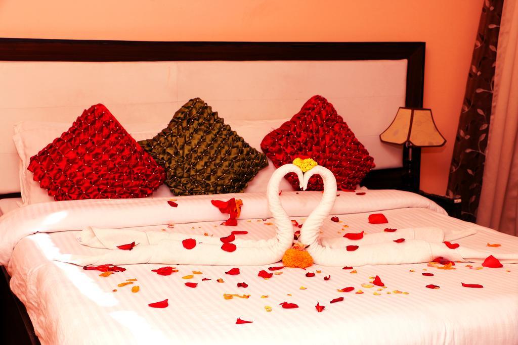 Hotel Royal Safari Sauraha Bagian luar foto