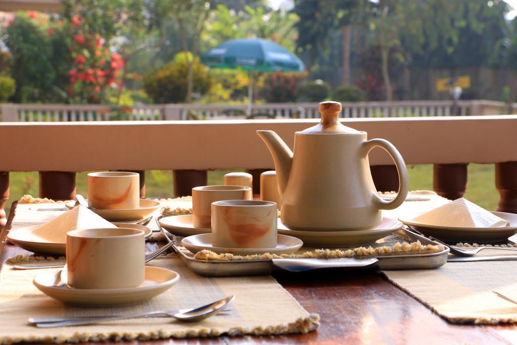 Hotel Royal Safari Sauraha Bagian luar foto