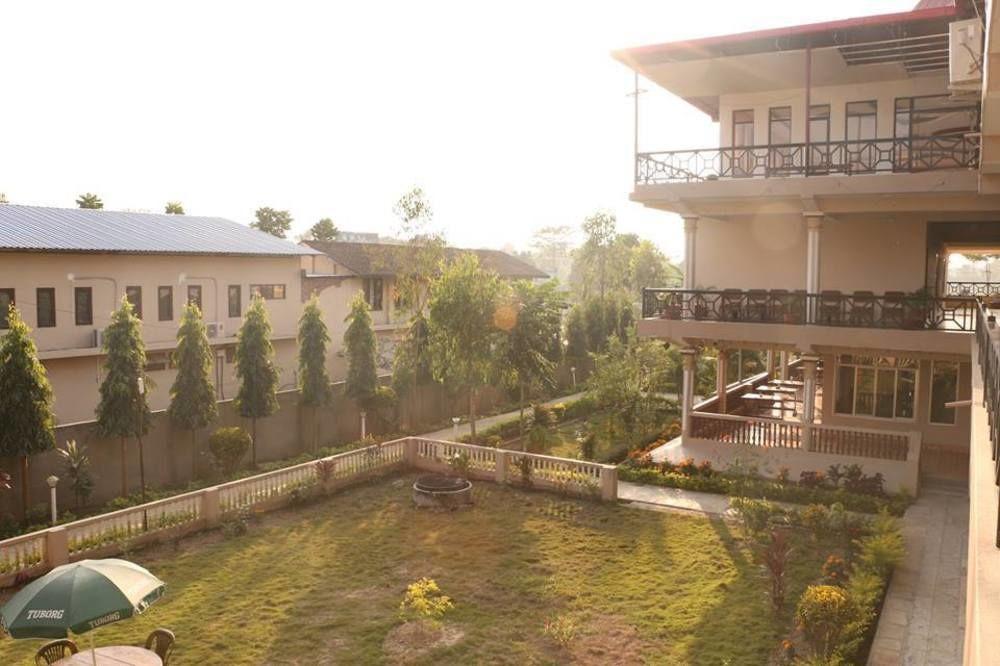 Hotel Royal Safari Sauraha Bagian luar foto