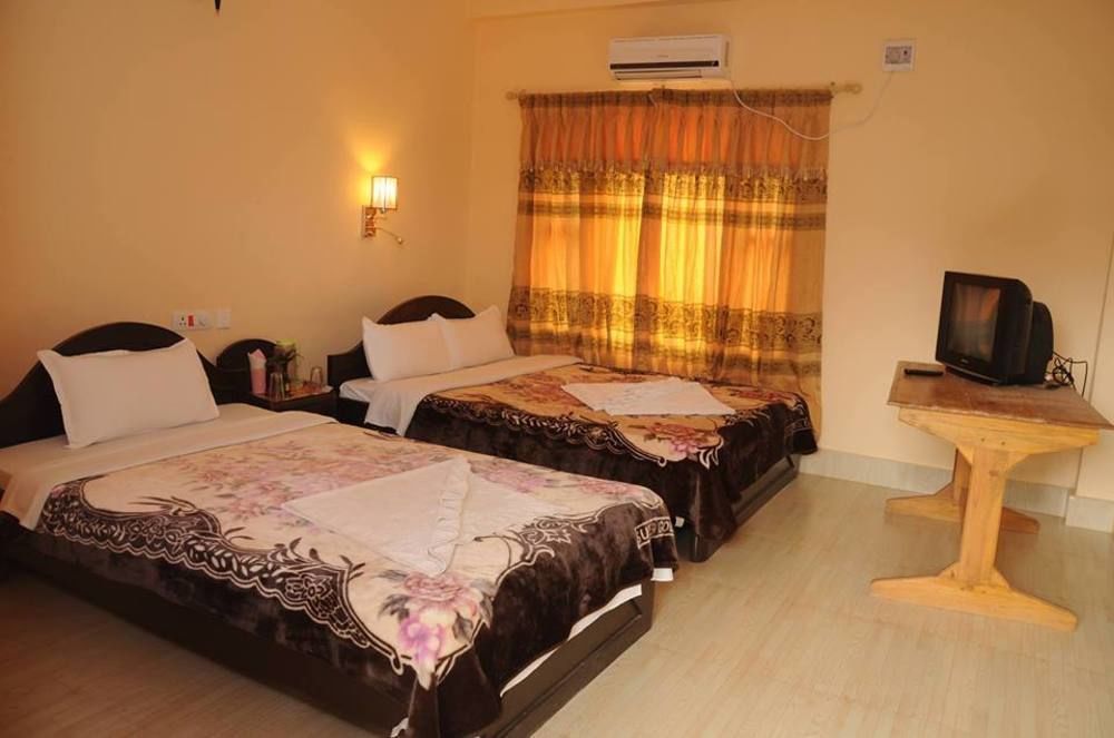 Hotel Royal Safari Sauraha Bagian luar foto