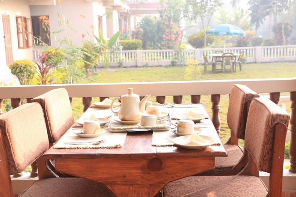Hotel Royal Safari Sauraha Bagian luar foto