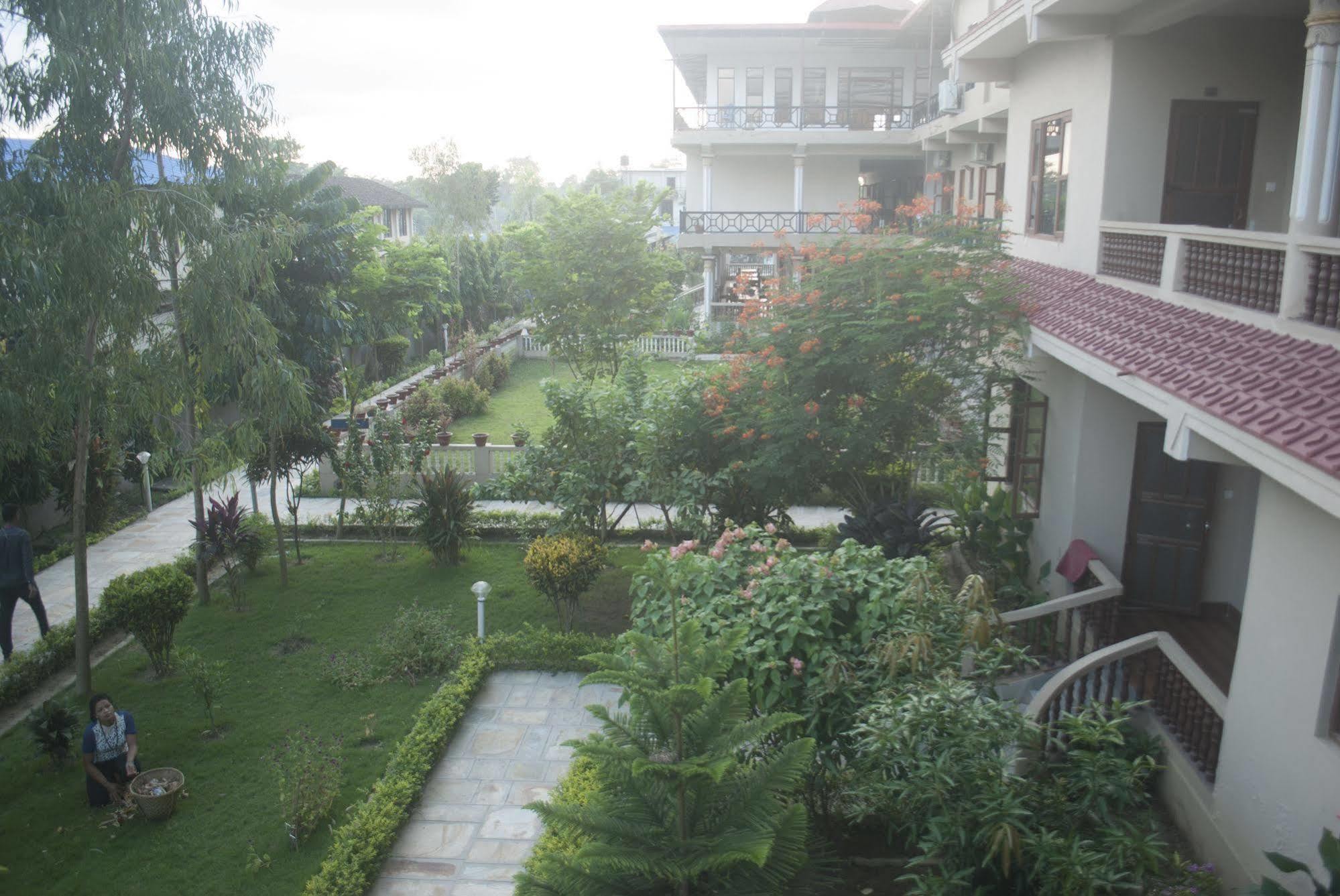 Hotel Royal Safari Sauraha Bagian luar foto