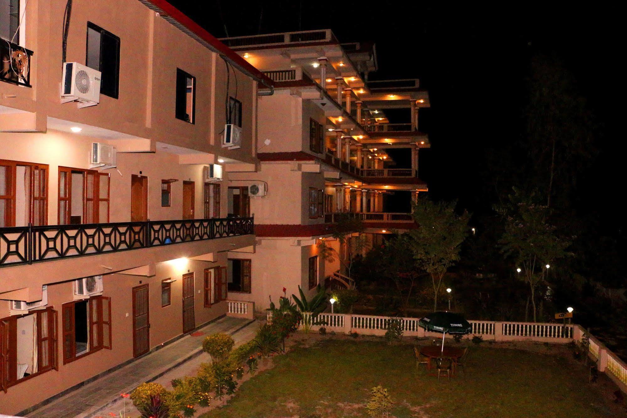 Hotel Royal Safari Sauraha Bagian luar foto