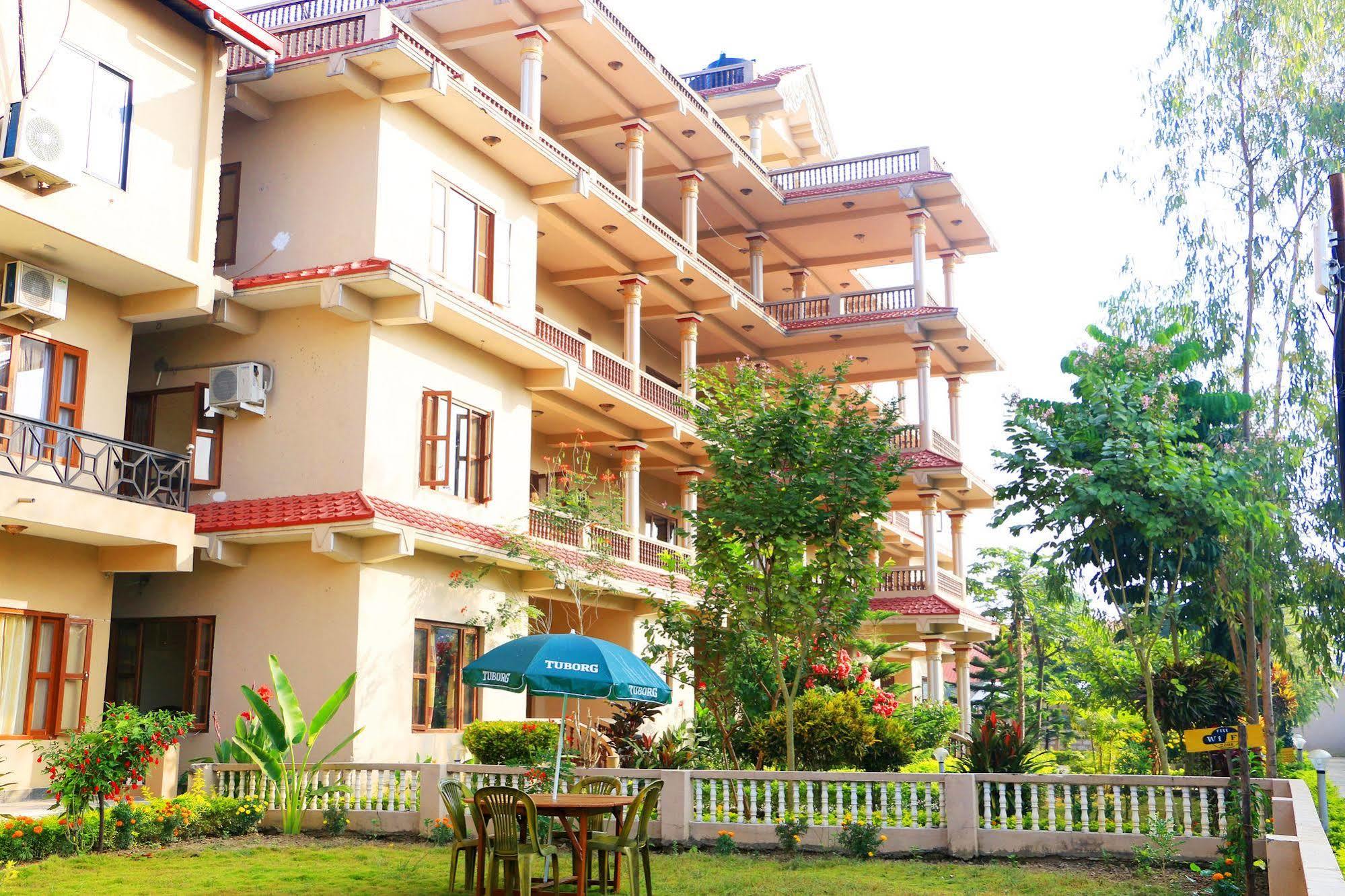 Hotel Royal Safari Sauraha Bagian luar foto