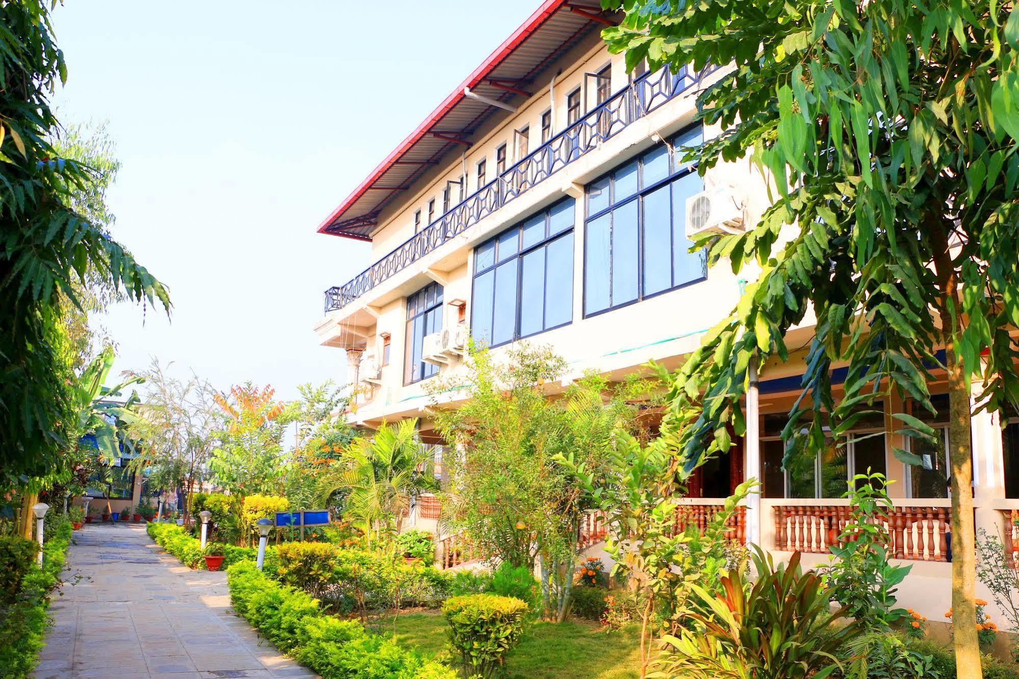 Hotel Royal Safari Sauraha Bagian luar foto
