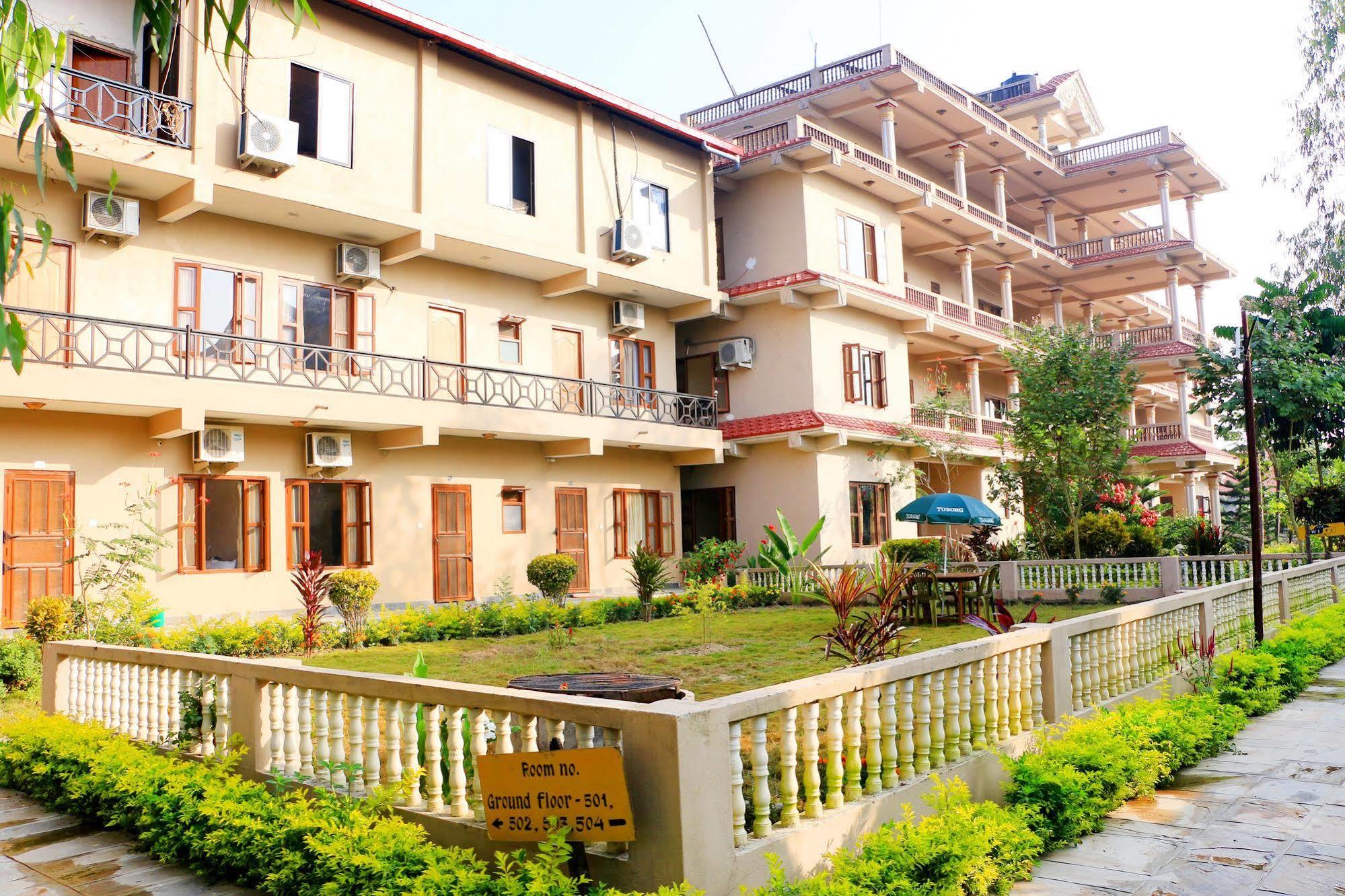 Hotel Royal Safari Sauraha Bagian luar foto