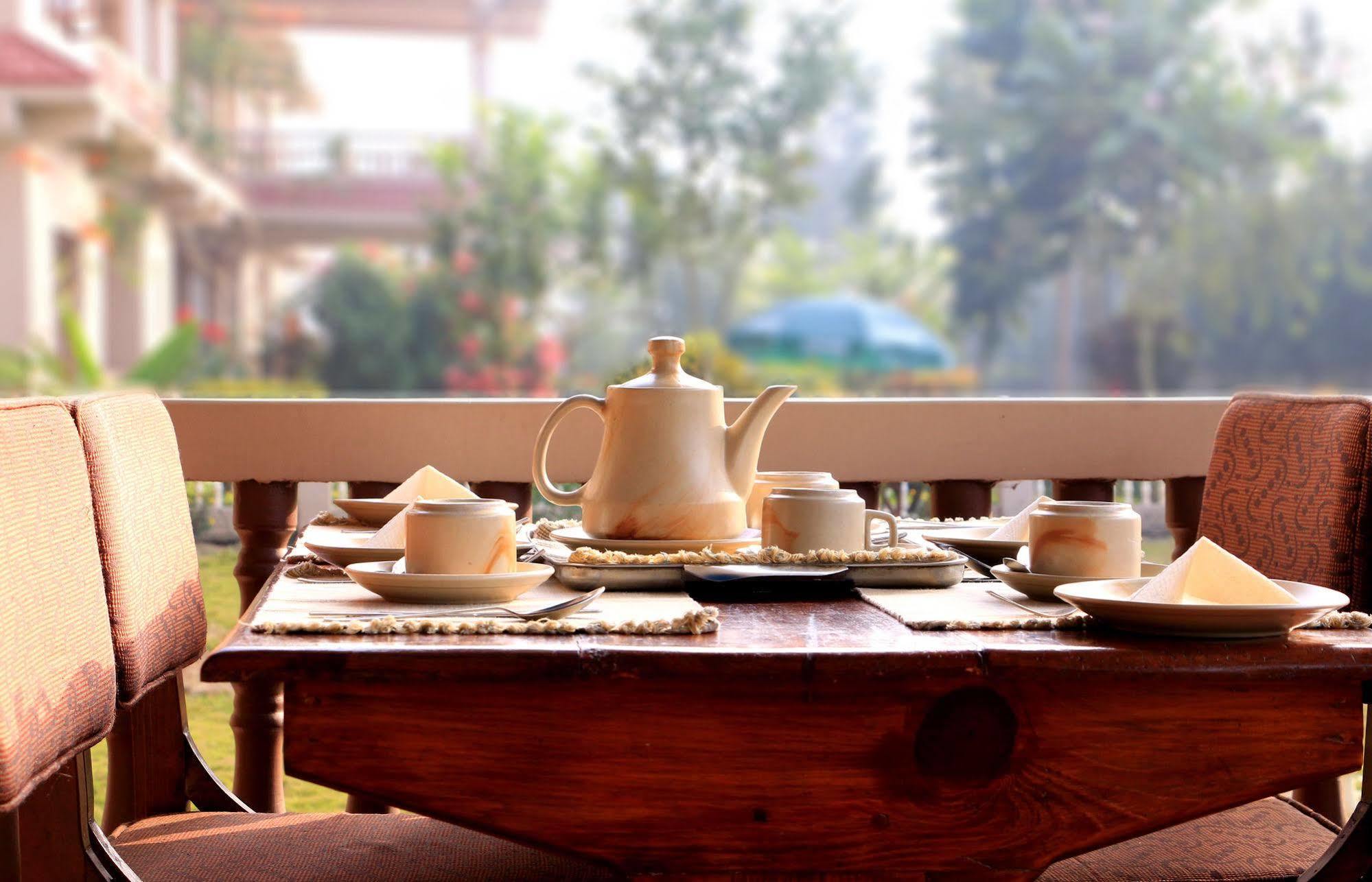 Hotel Royal Safari Sauraha Bagian luar foto