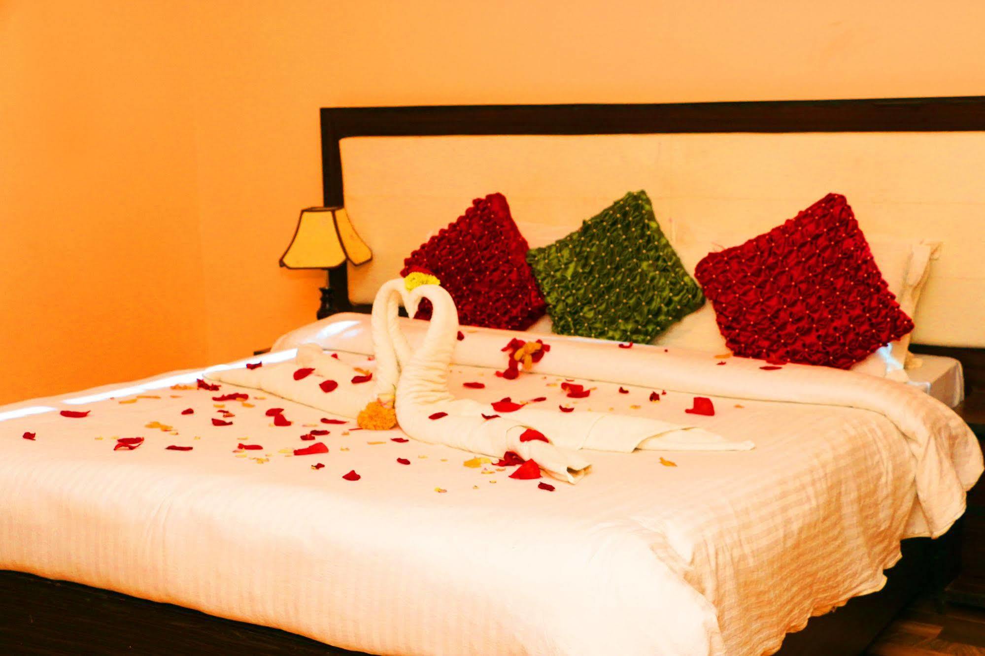 Hotel Royal Safari Sauraha Bagian luar foto